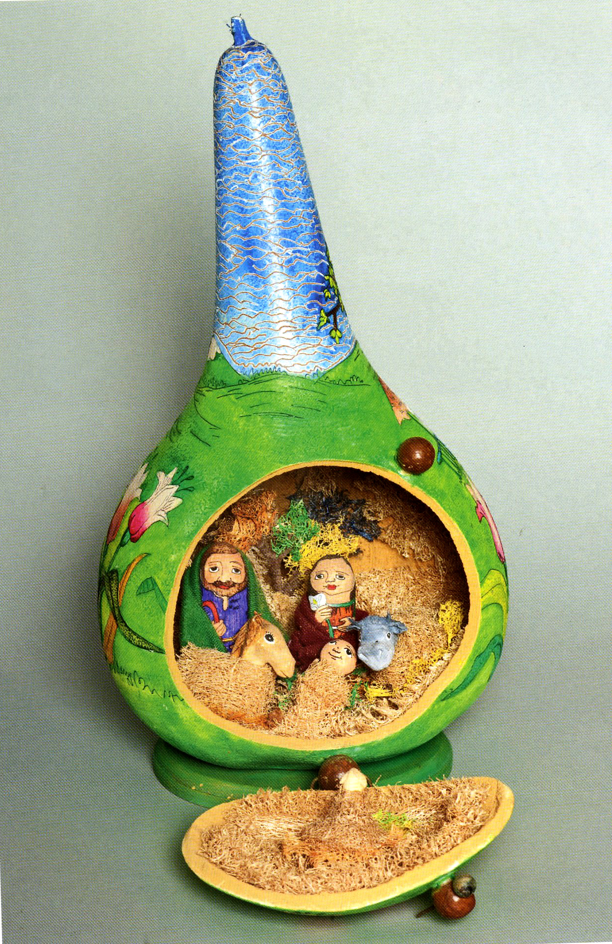 Una calabaza sirve de escenario para recrear el Nacimiento. En el interior, las figuras y los elementos del pesebre están hechos de madera y fibra vegetal. Es de Panamá. 