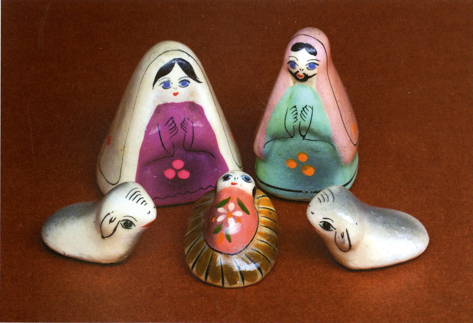 Nacimientos pintados a mano, cerámica vidriada. Son de Puebla, México. 