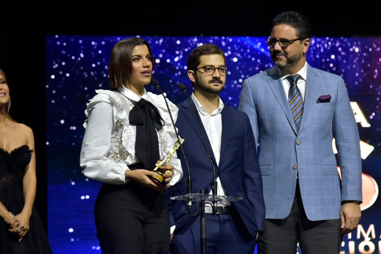 Nashla Bogaert y José María Cabral reciben el premio a mejor documental.