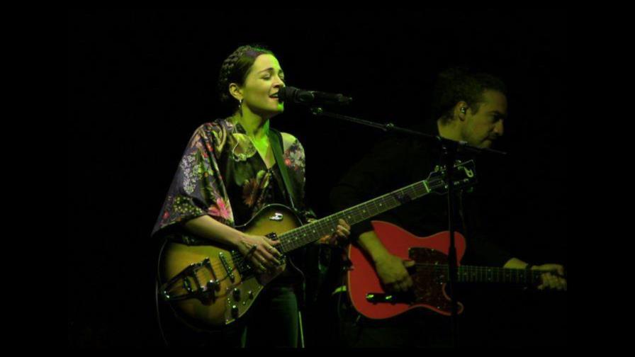 Natalia Lafourcade le canta a México en su nuevo disco