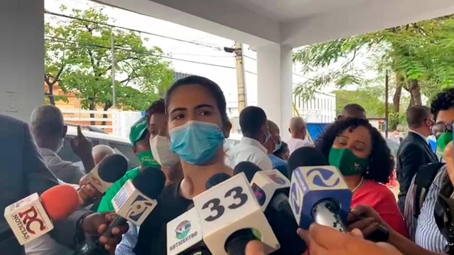 Grupos a favor y en contra de las tres causales llegan hasta reunión del PRM y entregan exigencias 