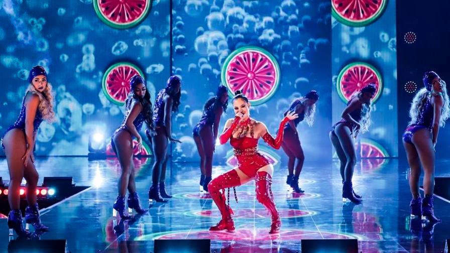 Bad Bunny domina en unos heroicos Premios Juventud