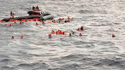 Barco naufraga en el Mediterráneo con 130 migrantes a bordo (ONG)
