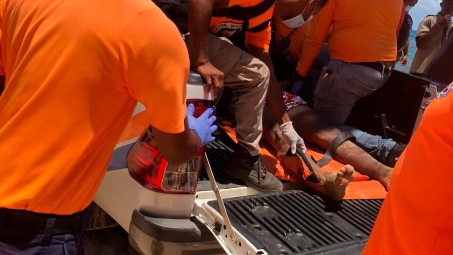 Rescatan con vida a seis de once náufragos de una yola que se dirigía a Puerto Rico Rescatan con vida a seis de once náufragos de una yola que se dirigía a Puerto Rico