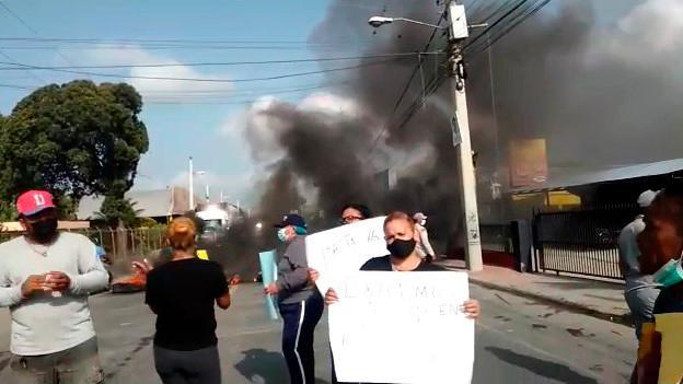 Desvinculados de instituciones públicas en Navarrete protestan en demanda de prestaciones