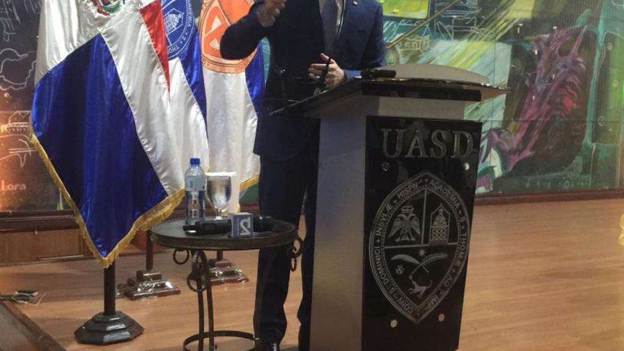 Andrés Navarro ofrece conferencia a estudiantes de la UASD sobre educación superior 