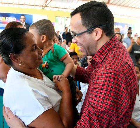 Navarro: soy el presidente joven y maduro que el país necesita