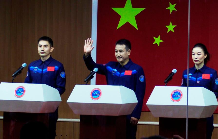 Astronautas chinos llegan a la estación espacial para su misión más larga