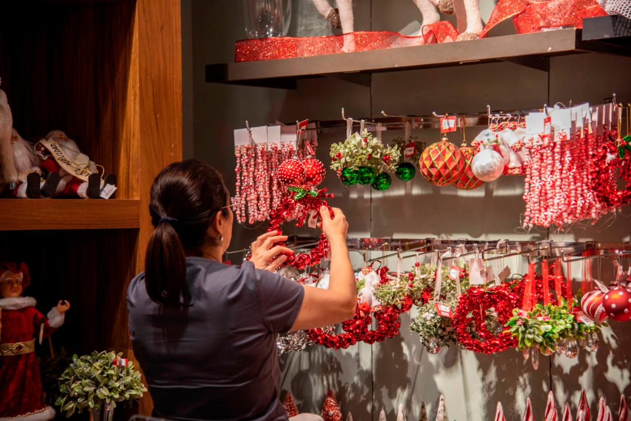Las decoraciones navideñas están entre los artículos más vendidos.