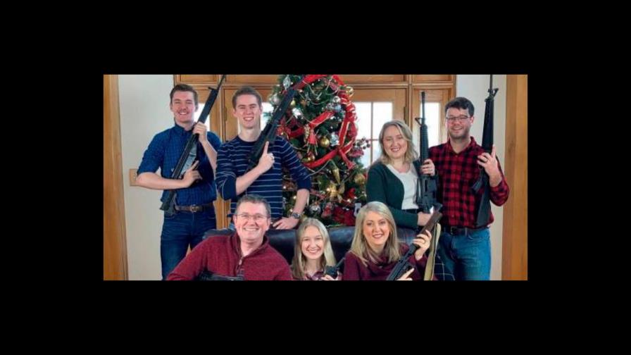 Congresista de EE.UU. publica foto navideña armado tras tiroteo en escuela