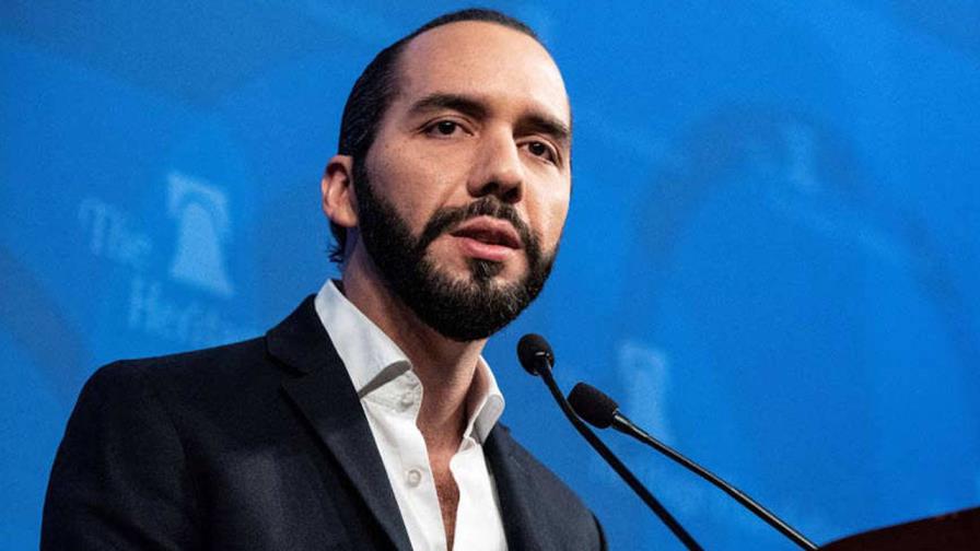 Presidente de El Salvador ordena sacar del gobierno a familiares del expresidente Salvador Cerén