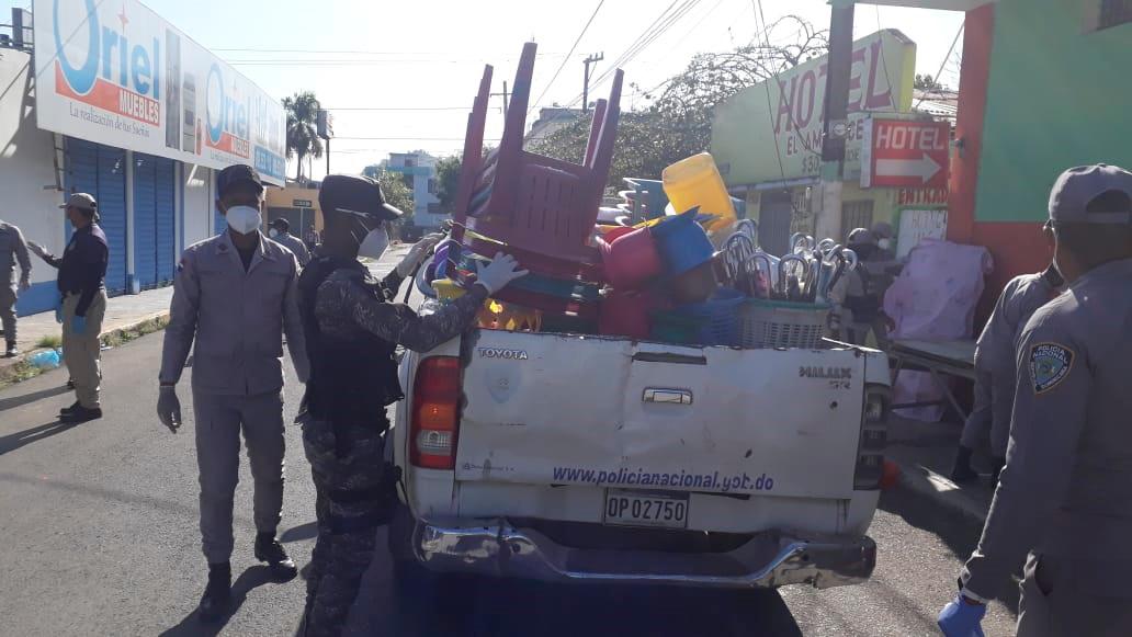 Las mercancías incautadas a comerciantes en Hato Mayor por violar sus vendedores las medidas del estado de emergencia.