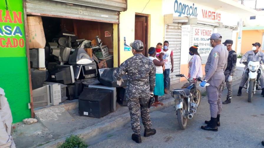 Comerciantes trataron de romper aislamiento social, les cierran negocios y los apresan Comerciantes trataron de romper aislamiento social, les cierran negocios y los apresan