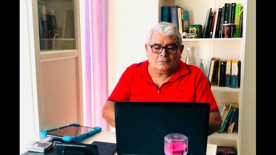 Santiago Almada pondrá a circular este viernes su novela La isla repetida Santiago Almada pondrá a circular este viernes su novela La isla repetida