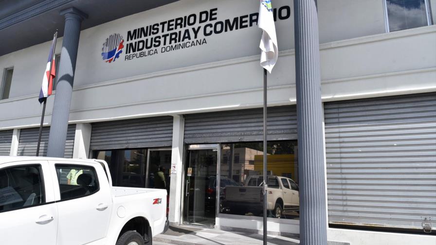 Familiares de Temístocles Montás entre las 4,500 botellas canceladas de Industria y Comercio Familiares de Temístocles Montás entre las 4,500 botellas canceladas de Industria y Comercio