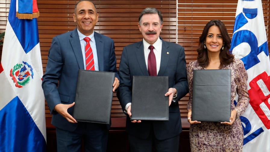 Indotel y Claro firman contrato que expandirá zonas de cobertura de telecomunicaciones