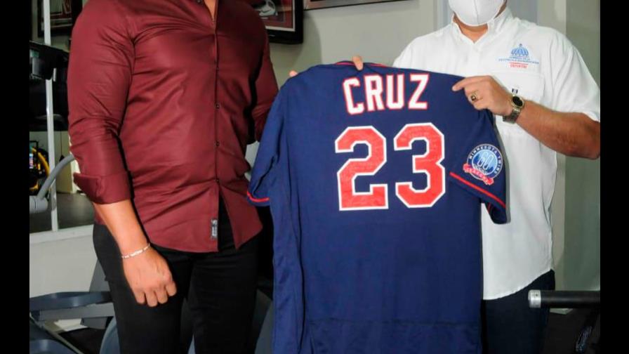 Nelson Cruz continúa su labor humanitaria; Camacho valora la obra del pelotero