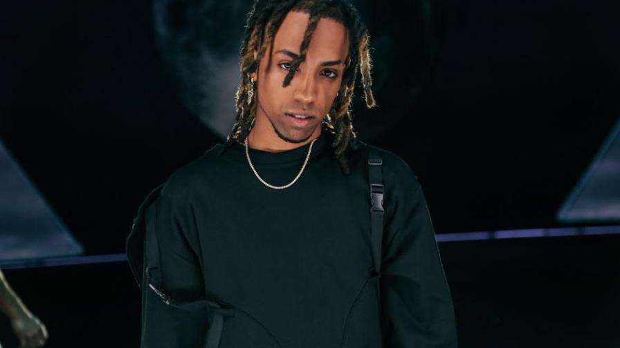 VIDEO | La historia de superación del cantante urbano Nene La Amenazzy
Durante un recorrido por su ciudad natal Santiago de los Caballeros, el intérprete mostró al periodista Tony Dandrades, como era su vida antes de la fama, viviendo en un barrio modesto y soñando con pisar escenarios tan importantes como Premios Juventud, donde está nominado y se presentará.
“En ocasiones extraño la vida de antes de la fama, pero me siento bien sintiendo que la gente me quiere”, confesó. 