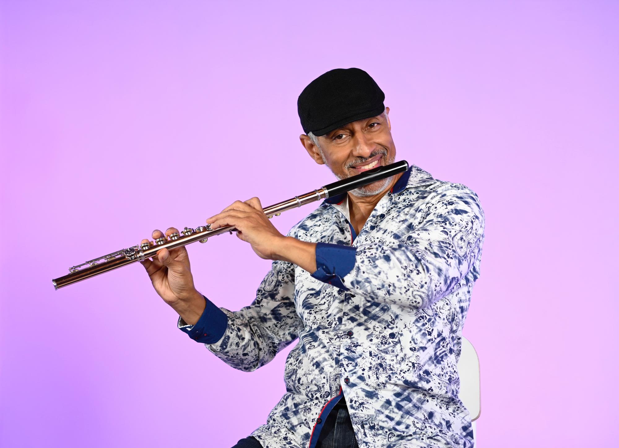 Néstor Torres sonríe mientras toca su preciada flauta que vale oro literalmente: 14 quilates.