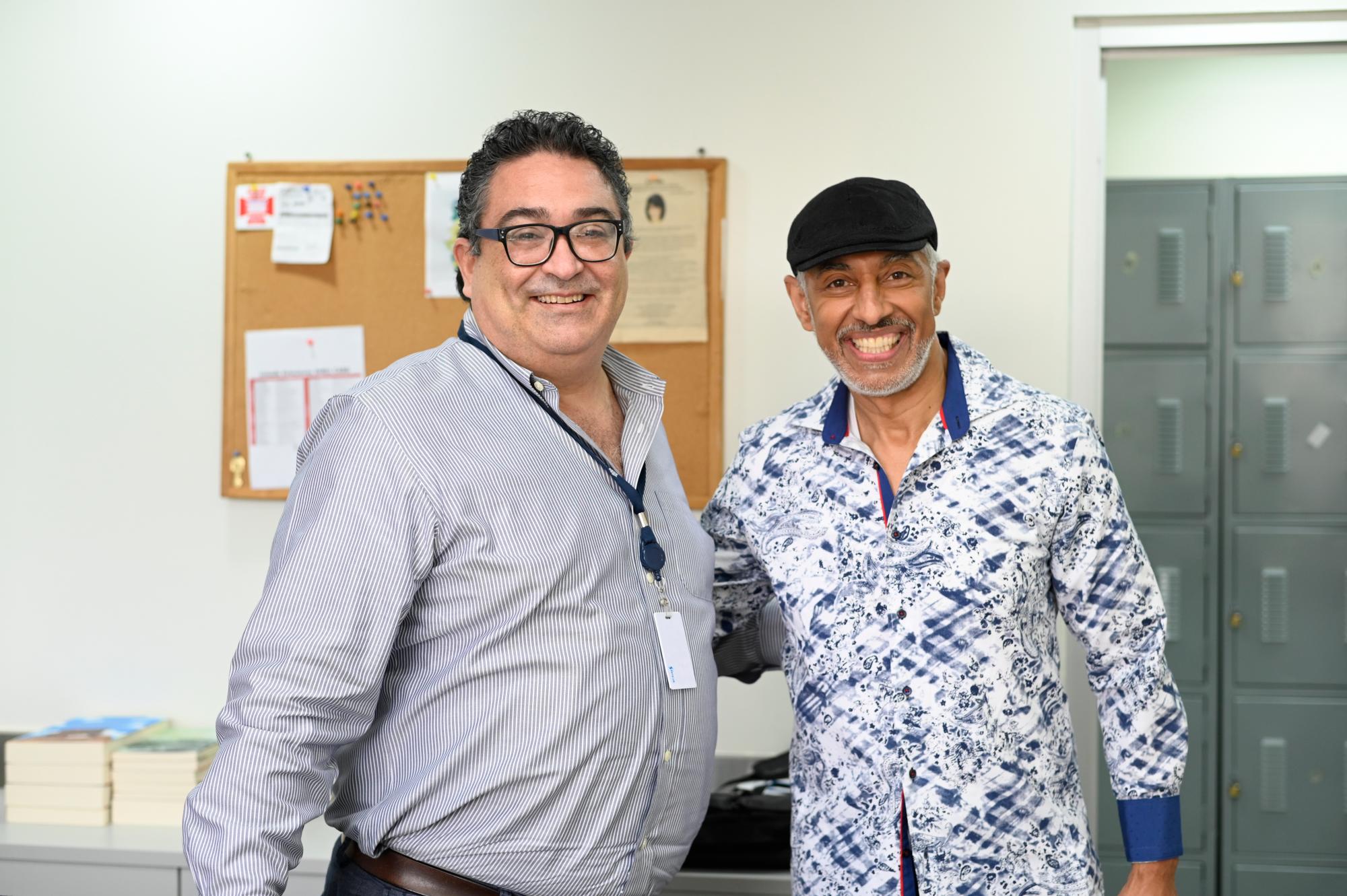 Encuentro de boricuas. El subdirector de Diario Libre, Benjamín Morales y el flautista Néstor Torres.