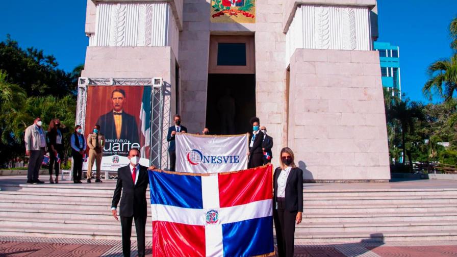 Onesvie deposita ofrenda floral ante el Altar de la Patria