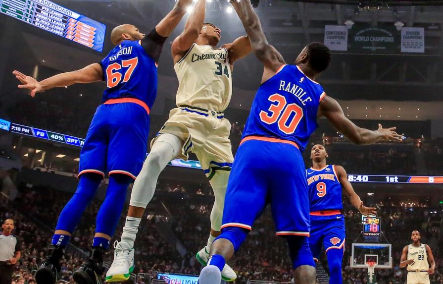 Con doble doble de  Giannis Bucks arrollan a Knicks