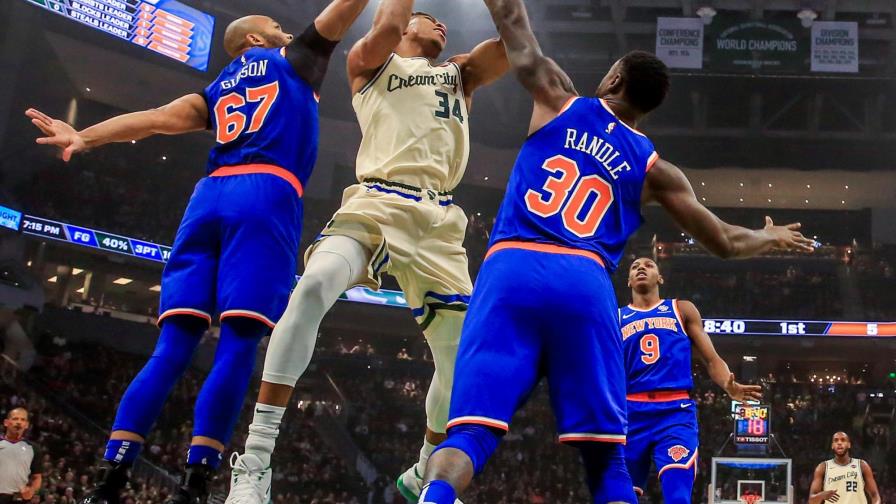 Con doble doble de  Giannis Bucks arrollan a Knicks