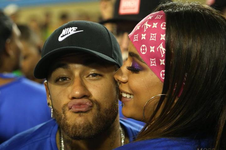 Neymar se marcha de Brasil en medio de un supuesto lío de faldas