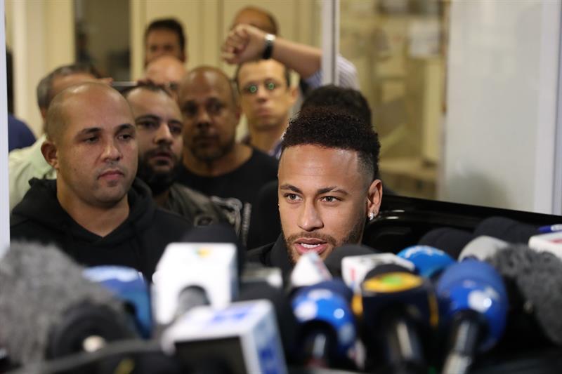 La mujer que acusa a Neymar de violación declara ante la Policía