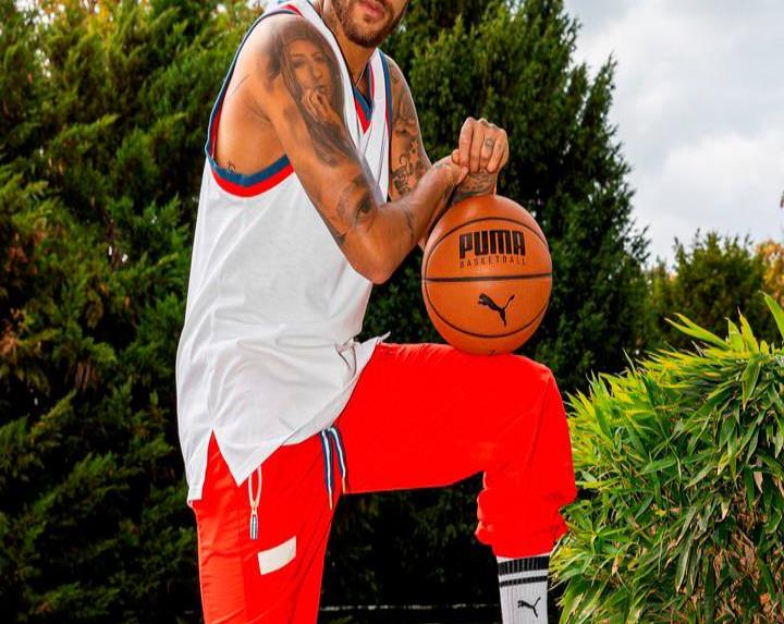 Neymar rinde homenaje a los grandes de la NBA en su cancha de baloncesto