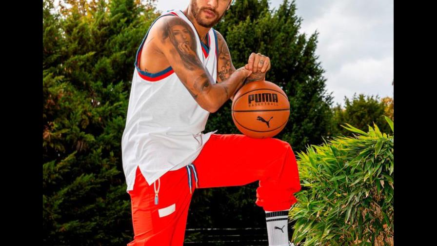 Neymar rinde homenaje a los grandes de la NBA en su cancha de baloncesto