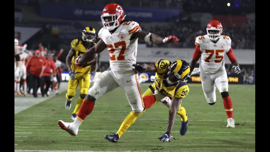 Los Browns firman a Kareem Hunt, cesado por Chiefs por golpear a mujer