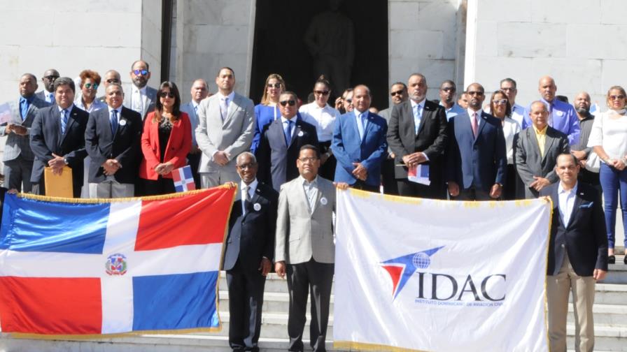 IDAC deposita ofrenda floral en el Altar de la Patria 