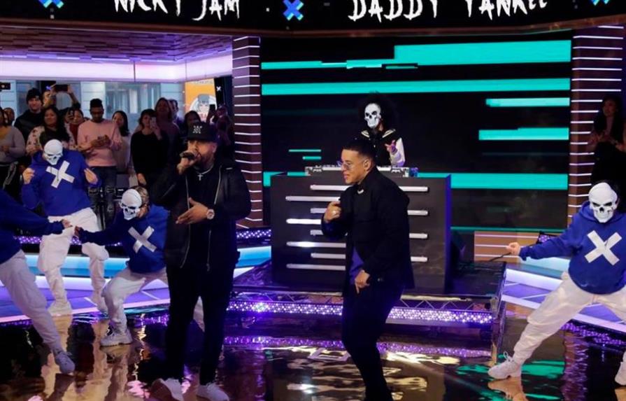 Daddy Yankee y Nicky Jam cantan en Times Square su nuevo éxito Muévelo
