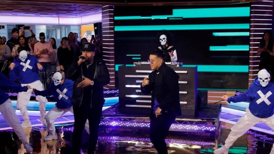 Daddy Yankee y Nicky Jam cantan en Times Square su nuevo éxito Muévelo