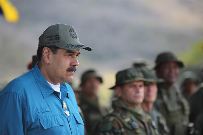 Maduro dice que ha pedido al papa ayuda para el diálogo