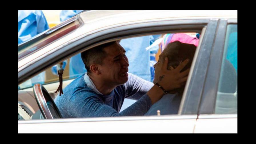 Murió en el estacionamiento de un hospital esperando ayuda médica
