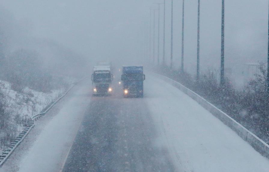 La nieve causa problemas en aeropuertos y carreteras del norte de Francia