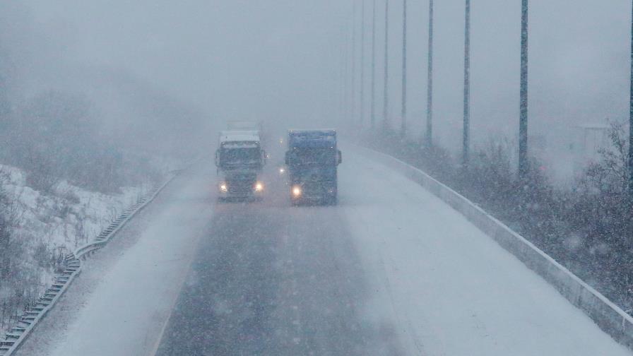 La nieve causa problemas en aeropuertos y carreteras del norte de Francia
