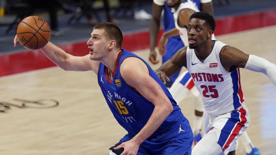 Howard y Jokic guían a Nuggets a triunfo ante Pistons