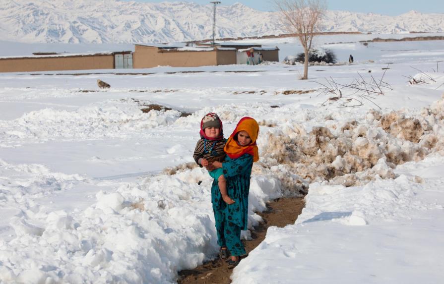 Una niña sobrevive 18 horas bajo escombros y nieve en Pakistán
