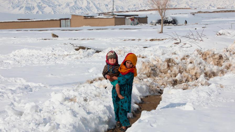 Una niña sobrevive 18 horas bajo escombros y nieve en Pakistán