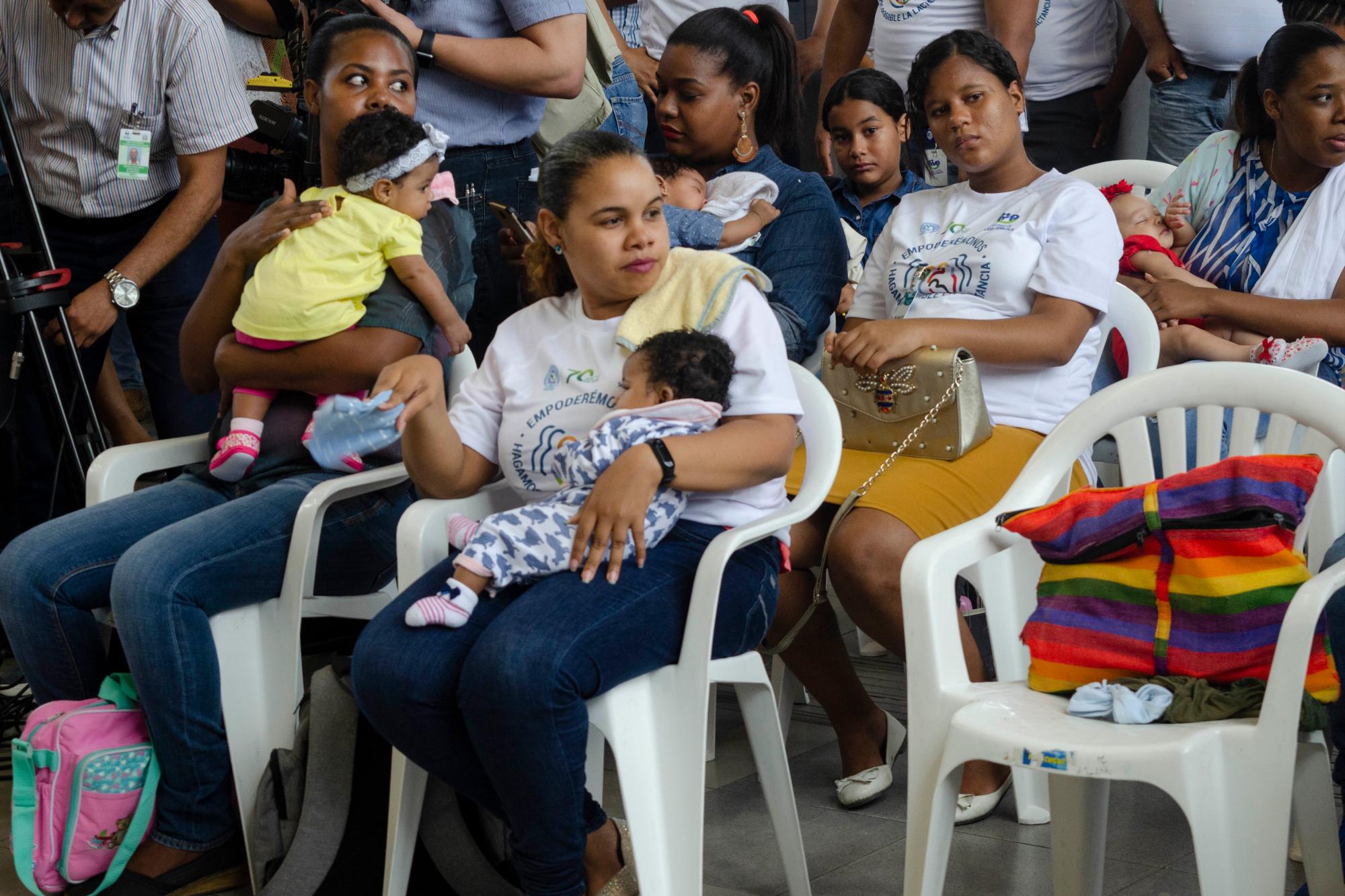 Al lugar acudieron varias madres con sus niños en brazo(Francisco Arias) 