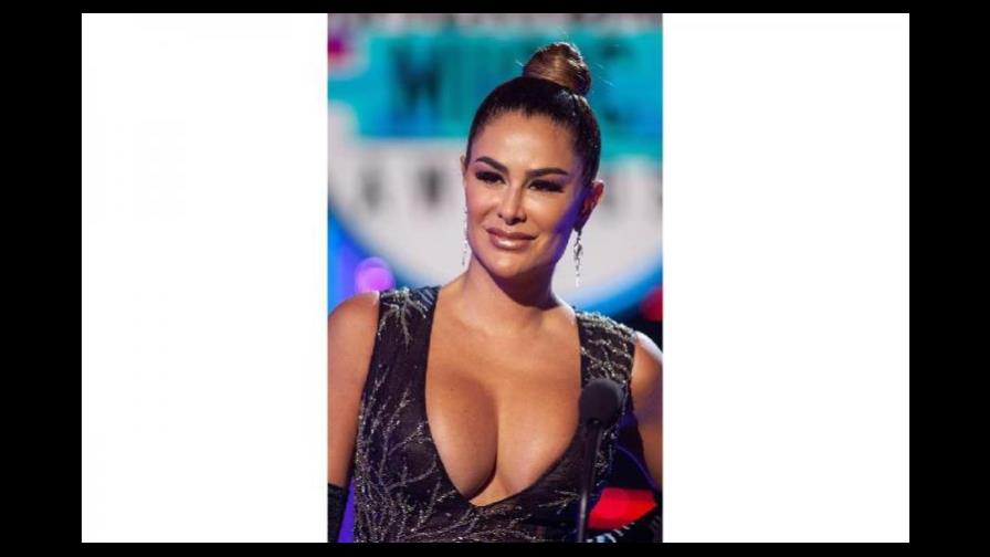 La cantante Ninel Conde pide a López Obrador ayuda para recuperar a su hijo