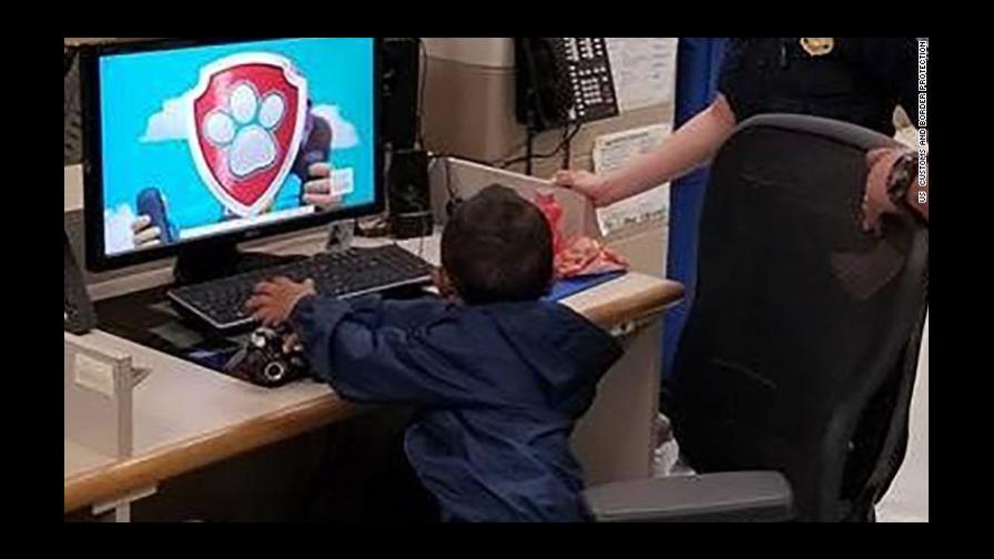 Rescatan en EEUU un niño inmigrante con nombre y teléfono escrito en zapatos