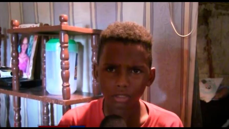 Niño de 13 años vive solo en una casa encima de un árbol