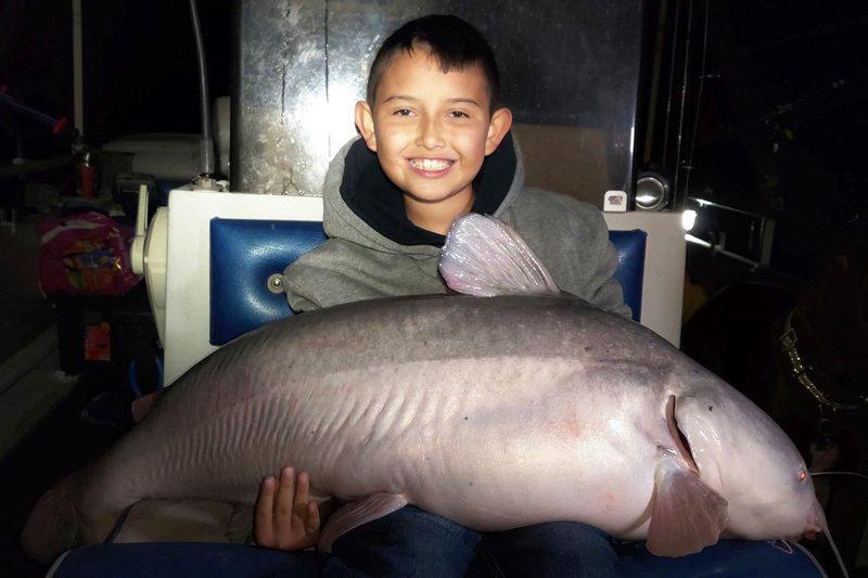 Niño atrapa pez gato de 19 kilos en Nuevo México