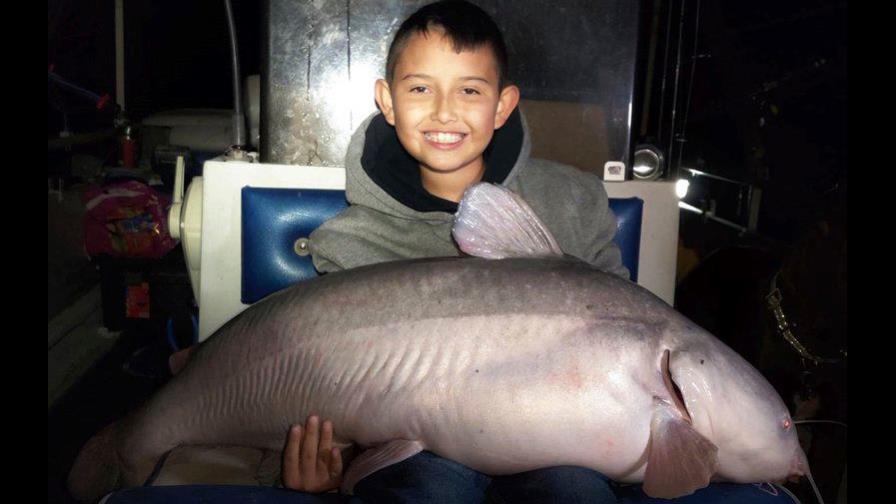 Niño atrapa pez gato de 19 kilos en Nuevo México