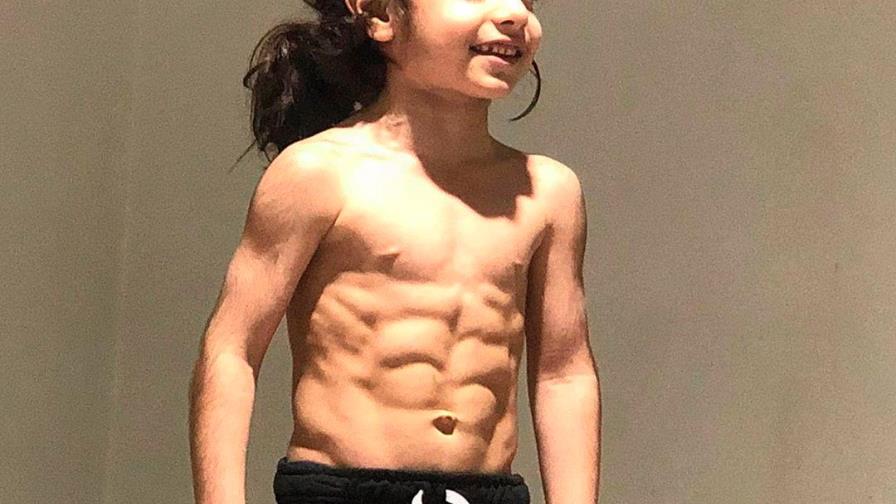 El niño de 7 años que sorprende con sus abdominales y duros entrenamientos 