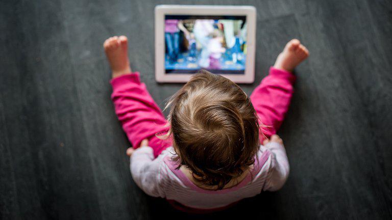 El uso excesivo de pantallas en casa puede afectar el desarrollo de tu bebé